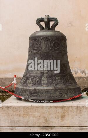 Glocke auf dem Platz von Civita Superiore: Die Kirche San Giovanni. Das Dorf Civita Superiore in Bojano, erbaut im 11. Jahrhundert von den Normanninnen Stockfoto