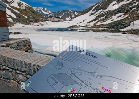 Touristenbrett, Erklärungszeichen, Pass von Grand Saint Bernard, Great St Bernard Pass, Kanton Wallis, Schweiz, Piemont, Italien, Europa/Grand Stockfoto