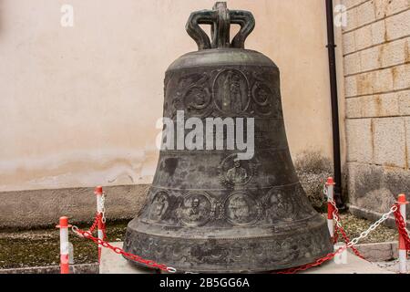 Glocke auf dem Platz von Civita Superiore: Die Kirche San Giovanni. Das Dorf Civita Superiore in Bojano, erbaut im 11. Jahrhundert von den Normanninnen Stockfoto