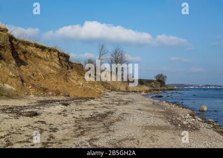 Dies ist der Strand von Sierksdorf. Neben feinen Sandstränden gibt es auch Naturstrände, wie auf diesem Foto gezeigt. Stockfoto