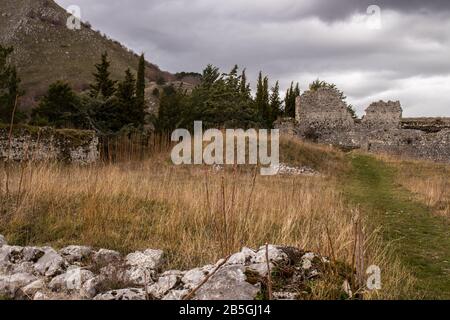 Normannische Burg von Civita Superiore. Das Dorf Civita Superiore in Bojano, erbaut im 11. Jahrhundert von den Normannen. Stockfoto