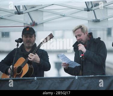 London UK 8. März 2020 Ricky Wilson von Kaiser Chiefs performig live auf der #March4Women for Gender Equality and Climate Justice.Paul Quezada-Neiman/Alamy Live News Stockfoto