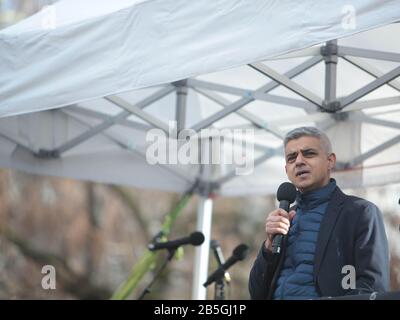 London UK 8. März 2020 Londons Bürgermeister Sadiq Khan spricht auf der #March4Women for Gender Equality and Climate Justice.Paul Quezada-Neiman/Alamy Live News Stockfoto