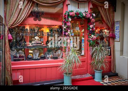 Attraktive unabhängige Geschäfte in Clifton Arcade, Clifton, Bristol, Großbritannien Stockfoto