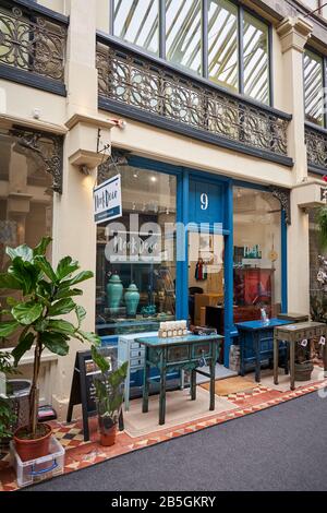 Attraktive unabhängige Geschäfte in Clifton Arcade, Clifton, Bristol, Großbritannien Stockfoto