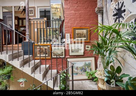 Attraktive unabhängige Geschäfte in Clifton Arcade, Clifton, Bristol, Großbritannien Stockfoto