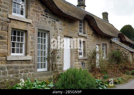 Baslow, Derbyshire, Großbritannien. März 2020. Eine Reihe uriger Steinthatch-Cottages auf dem Land in Baslow in Derbyshire, Großbritannien. Stockfoto