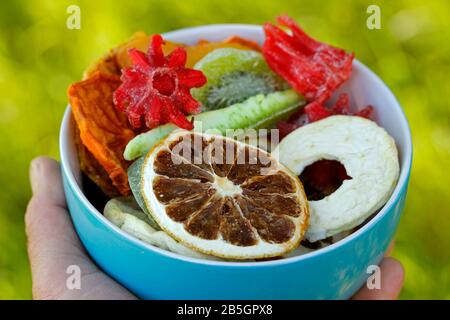 Getrocknete Früchte und Hibiskusblüten. Stockfoto