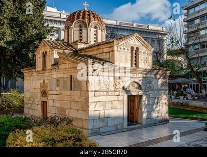 Die kleine Metropole (ehemals die Kirche des Hl.Eleutherios), eine byzantinische Kirche am Mitropoleos Platz, neben der Metropolitan Cathedral. Stockfoto