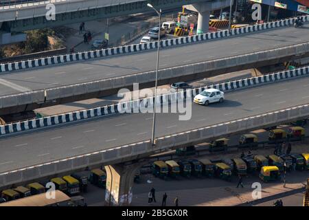 Erhöhte Straße Autobahn Asphalt Straßenkreuzung und Autobahnüberführung Stockfoto