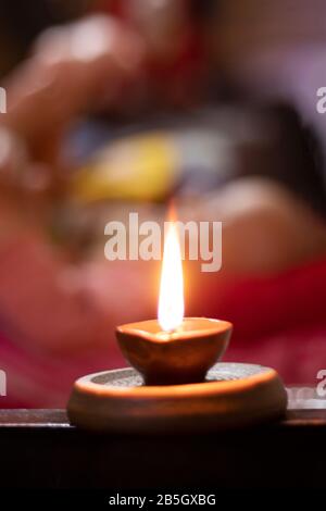 Glühende Tonlampe Fröhliche diwali-festtage Stockfoto