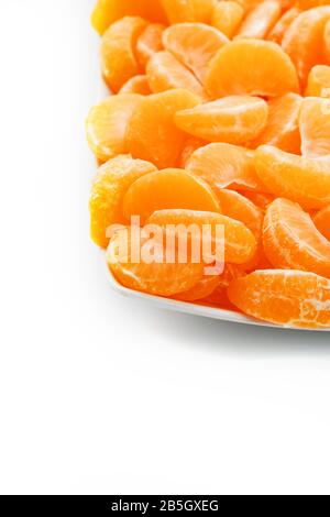 Saftige orangefarbene Scheiben MANDARIN in einer rechteckigen weißen Platte auf weißem Hintergrund. Isolieren. Das Konzept des gesunden Essens. Stockfoto