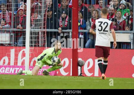 München, Deutschland. März 2020. Firo: 08.03.2020, Fußball, 1.Bundesliga, Saison 2019/2020, FC Bayern München - FC Augsburg, Manuel neuer, FC Bayern München, FCB, Bayern, München, ganze Zahl, Parade, Nutzung Worldwide Credit: Dpa/Alamy Live News Stockfoto