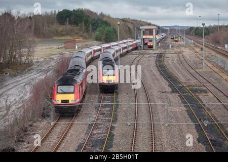 Ehemalige LNER-Hochgeschwindigkeitszüge lagerten in Yorkshire, bevor sie zur East Midlands Railway umzogen. Die Schrittmacherzüge der Northern Rail sind auf der rechten Seite und warten auf Schrott Stockfoto