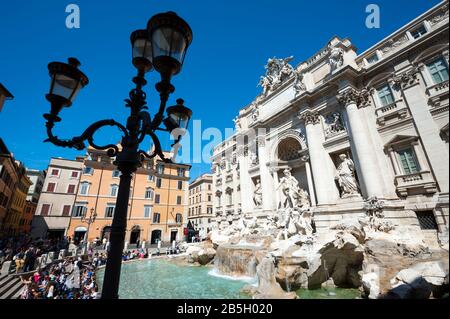 ROM - 12. MAI 2012: Vor dem Trevi-Brunnen, einer der beliebtesten Touristenattraktionen der Stadt und Opfer des modernen Übertourismus, versammeln sich Touristenmassen. Stockfoto