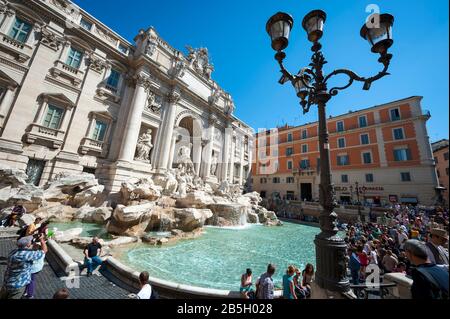 ROM - 12. MAI 2012: Vor dem Trevi-Brunnen, einer der beliebtesten Touristenattraktionen der Stadt und Opfer des modernen Übertourismus, versammeln sich Touristenmassen. Stockfoto