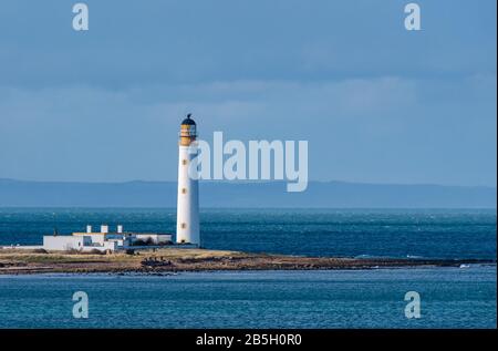 Barns Ness, East Lothian, Schottland, Großbritannien. März 2020. Wetter in Großbritannien: Der Leuchtturm von Barns Ness ist ein deaktivierter Stevenson-Leuchtturm an einem sonnigen Tag Stockfoto