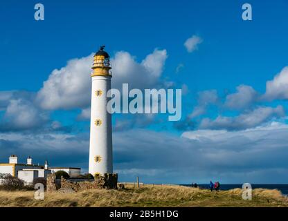 Barns Ness, East Lothian, Schottland, Großbritannien. März 2020. Wetter in Großbritannien: Der Leuchtturm von Barns Ness ist ein deaktivierter Stevenson-Leuchtturm an einem sonnigen Tag mit Wolkengattungen Stockfoto