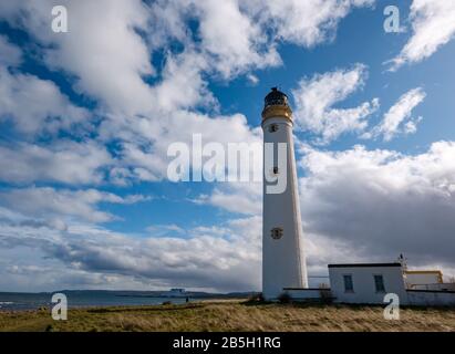 Barns Ness, East Lothian, Schottland, Großbritannien. März 2020. Wetter in Großbritannien: Der Leuchtturm von Barns Ness ist ein deaktivierter Stevenson-Leuchtturm an einem sonnigen Tag mit Wolkengattungen Stockfoto