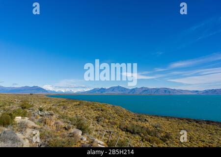 Lago Argentino ist der größte und südlichste der großen patagonischen Seen Argentiniens Stockfoto