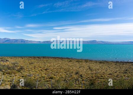 Lago Argentino ist der größte und südlichste der großen patagonischen Seen Argentiniens Stockfoto