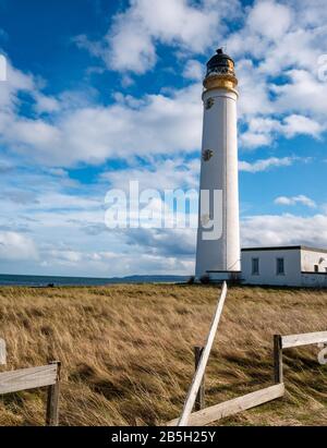 Barns Ness, East Lothian, Schottland, Großbritannien. März 2020. Wetter in Großbritannien: Der Leuchtturm von Barns Ness ist ein deaktivierter Stevenson-Leuchtturm an einem sonnigen Tag mit Wolkengattungen Stockfoto
