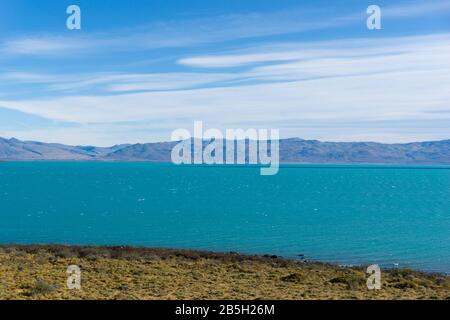 Lago Argentino ist der größte und südlichste der großen patagonischen Seen Argentiniens Stockfoto