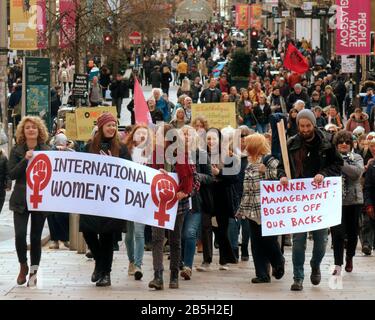 Glasgow, Schottland, Großbritannien, 8. März 2020: Der internationale Frauentag hat eine march4Women auf der Style-Meile der Scotland Buchanan Street gesehen. Copywrite Gerard Ferry/Alamy Live News Stockfoto