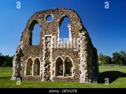 Sehen Sie N an den Überresten des Zellarers mit dem Refektorium der Laienbrüder oben, Waverley Abbey, Farnham, Großbritannien, dem ersten zisterziensischen Haus in England. Stockfoto