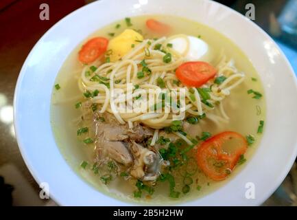 Peruanische Hühnchensoppe oder Caldo de Gallina-Suppe Stockfoto