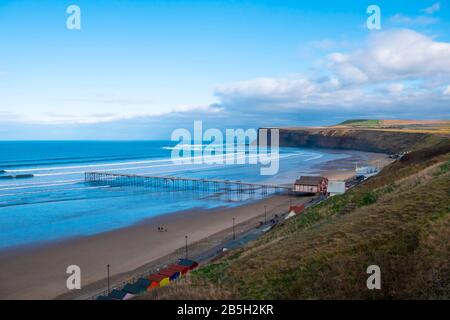 Saltburn durch das Meer Blick von der Klippe über dem Pier südwärts Richtung Warsett Hill und imposanten Huntcliff Stockfoto