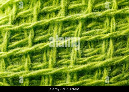 Wollgarn Naht bunt grüne Fäden für Nadelarbeiten in Makro. Gewebe aus Hintergrundtextur zum Stricken der Nadel. Vollbildwolle Garn. Stockfoto