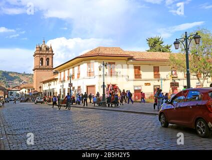Straßenszene der Calle Santa Clara, einer der ältesten Straßen im historischen Zentrum von Cusco, Peru, Südamerika Stockfoto