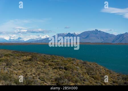 Lago Argentino ist der größte und südlichste der großen patagonischen Seen Argentiniens Stockfoto