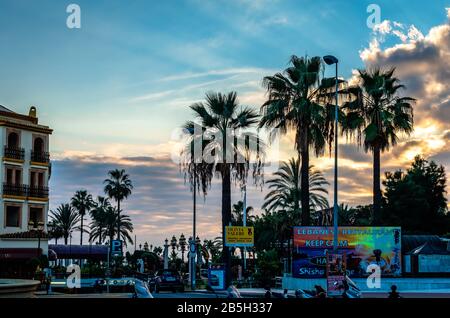 Marbella/Spanien - 21. Dezember 2014: Sonnenuntergang in Puerto Banús. Stockfoto