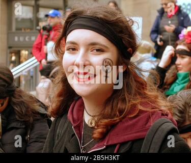 Glasgow, Schottland, Großbritannien, 8. März 2020: Der internationale Frauentag hat eine march4Women auf der Style-Meile der Scotland Buchanan Street gesehen. Copywrite Gerard Ferry/Alamy Live News Stockfoto