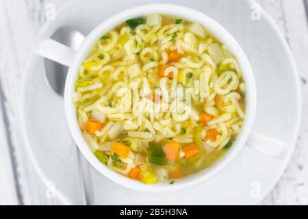 Portion hausgemachter Alphabetsuppe (selektiver Fokus; Nahaufnahme) Stockfoto