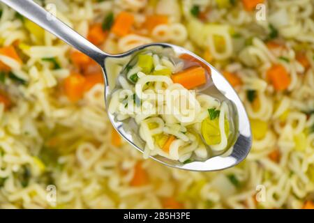 Portion hausgemachter Alphabetsuppe (selektiver Fokus; Nahaufnahme) Stockfoto