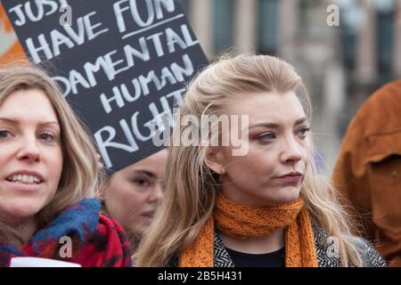 London, Großbritannien. März 2020. Stars wie Die Game of Thrones Schauspielerin Natalie Dormer trat bei der von Care und der Women's Equality Party organisierten March4Women mit Aktivisten und Politikern an, um den Internationalen Frauentag zu markieren. Kredit: Anna Watson/Alamy Live News Stockfoto