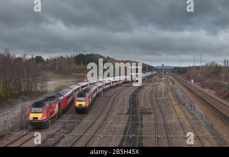 Ehemalige LNER-Hochgeschwindigkeitszüge lagerten in Yorkshire, bevor sie zur East Midlands Railway umzogen. Die Schrittmacherzüge der Northern Rail sind auf der rechten Seite und warten auf Schrott Stockfoto