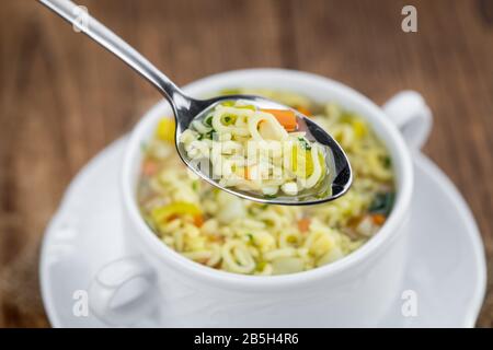 Portion hausgemachter Alphabetsuppe (selektiver Fokus; Nahaufnahme) Stockfoto