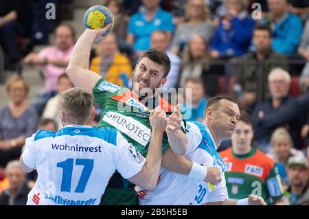 08. März 2020, Baden-Württemberg, Stuttgart: Handball: Bundesliga, TVB Stuttgart - SC Magdeburg, 27. Spieltag. In Aktion sind Stuttgarts Samuel Röthlisberger (l-r), der mürfische Filip Kuzmanovski, Stuttgarts Christian Zeitz und der mürfische Michael Damgaard. Foto: Marijan Murat / dpa Stockfoto