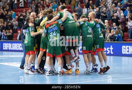 08. März 2020, Baden-Württemberg, Stuttgart: Handball: Bundesliga, TVB Stuttgart - SC Magdeburg, 27. Spieltag. Die Mannschaft von Magdeburg feiert nach dem Sieg. Foto: Marijan Murat / dpa Stockfoto