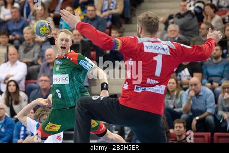 08. März 2020, Baden-Württemberg, Stuttgart: Handball: Bundesliga, TVB Stuttgart - SC Magdeburg, 27. Spieltag. Der aus Magdeburg stammende Matthias Musche (l) im Einsatz mit dem Stuttgarter Torhüter Johannes Bitter. Foto: Marijan Murat / dpa Stockfoto