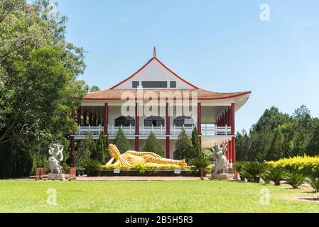 Foz do Iguacu, Parana/Brasilien; 17. Dezember 2017: Chen Tien Buddhist Temple und Sakhyamuni-Buddha-Statue, Wobei er Buddha Zurücklässt Stockfoto