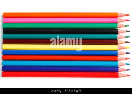 Stäbchen mit farbigen Bleistiften in einer Reihe als Hintergrund im gesamten Bildschirm. Texturhintergrund Stockfoto
