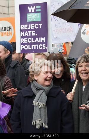 London, Großbritannien. März 2020. Zum Internationalen Frauentag schlossen sich Prominente, Aktivisten und Politiker der March4Women an, die von Care und der Women's Equality Party organisiert wurden. Anna Watson/Alamy Live News Stockfoto