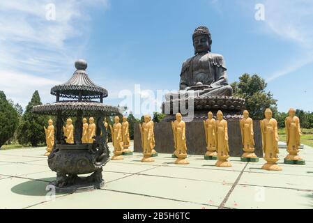 Foz do Iguacu, Parana/Brasilien; 17. Dezember 2017: Chen Tien Buddhist Temple, Große Amithaba-Buddha-Bronzestatue Stockfoto