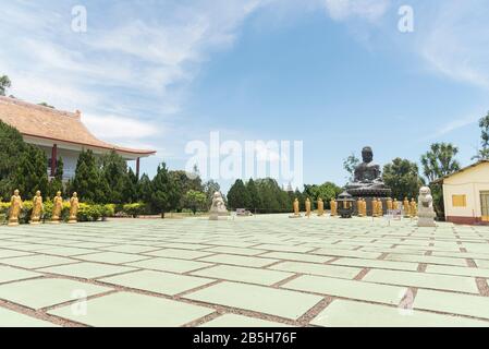 Foz do Iguacu, Parana/Brasilien; 17. Dezember 2017: Chen Tien Buddhist Temple, Buddhas Square, Statuen, die Reinkarnationen des Buddha darstellen, Schutzlöwe Stockfoto