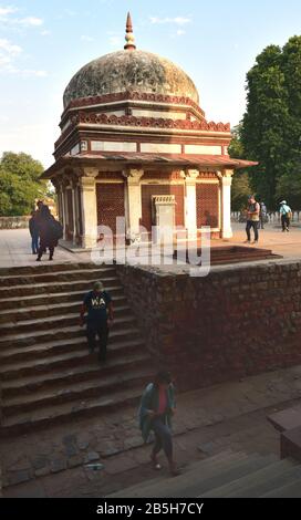 Old Delhi, Indien - 6. November 2019:Tourist in der Quwwat ul Islam Moschee Stockfoto